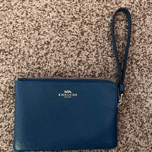 Small Coach wristlet purse, 2 credit card slots, wrist strip, zip closure